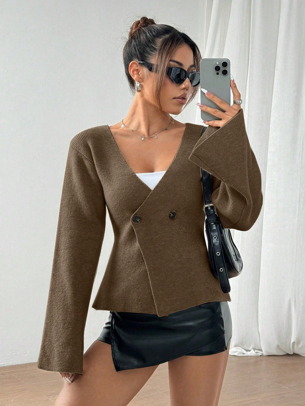 Katie | Gebreid Vest met Asymmetrische Knoopsluiting