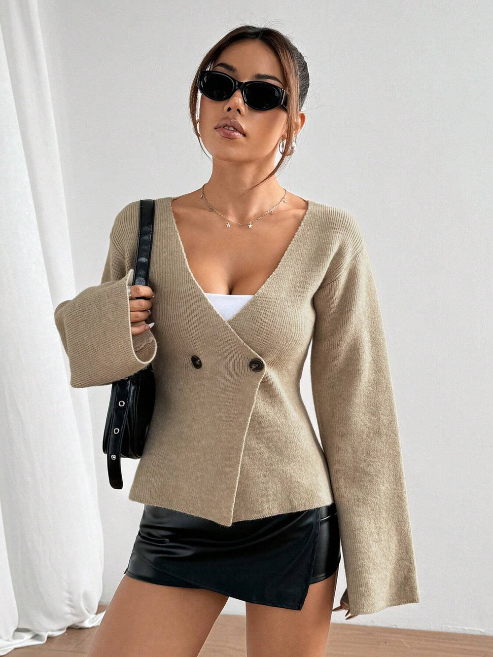 Katie | Gebreid Vest met Asymmetrische Knoopsluiting