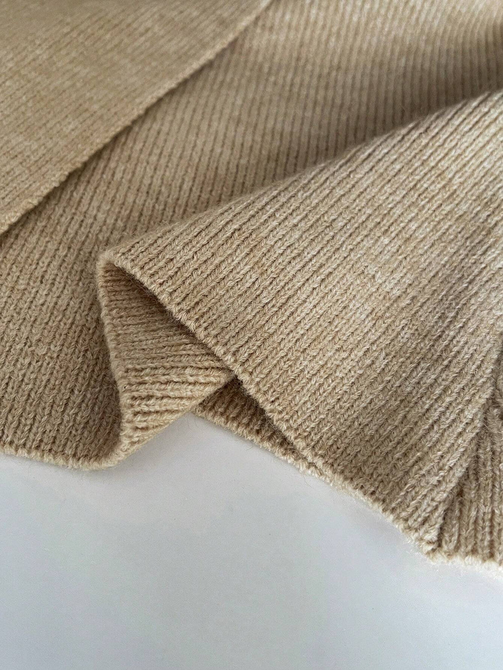 Katie | Gebreid Vest met Asymmetrische Knoopsluiting