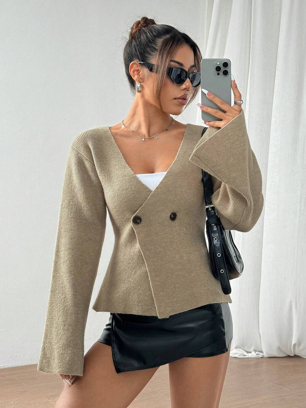 Katie | Gebreid Vest met Asymmetrische Knoopsluiting