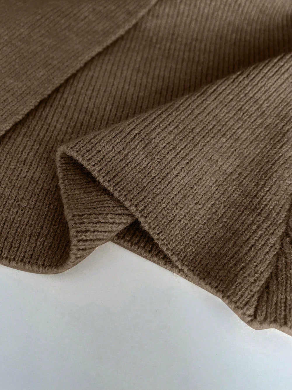 Katie | Gebreid Vest met Asymmetrische Knoopsluiting