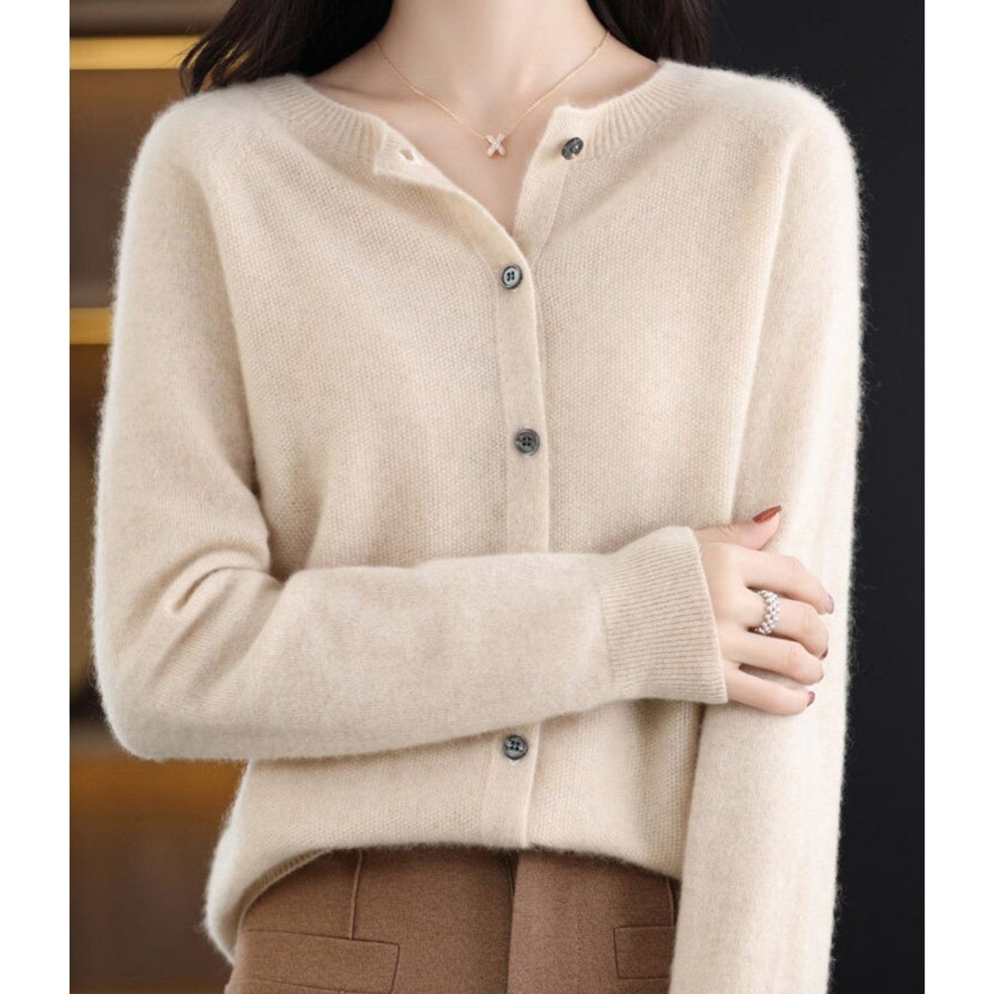 Joana - Marino-Wol Look Trui met Knoopsluiting en V-Hals voor de Herfst