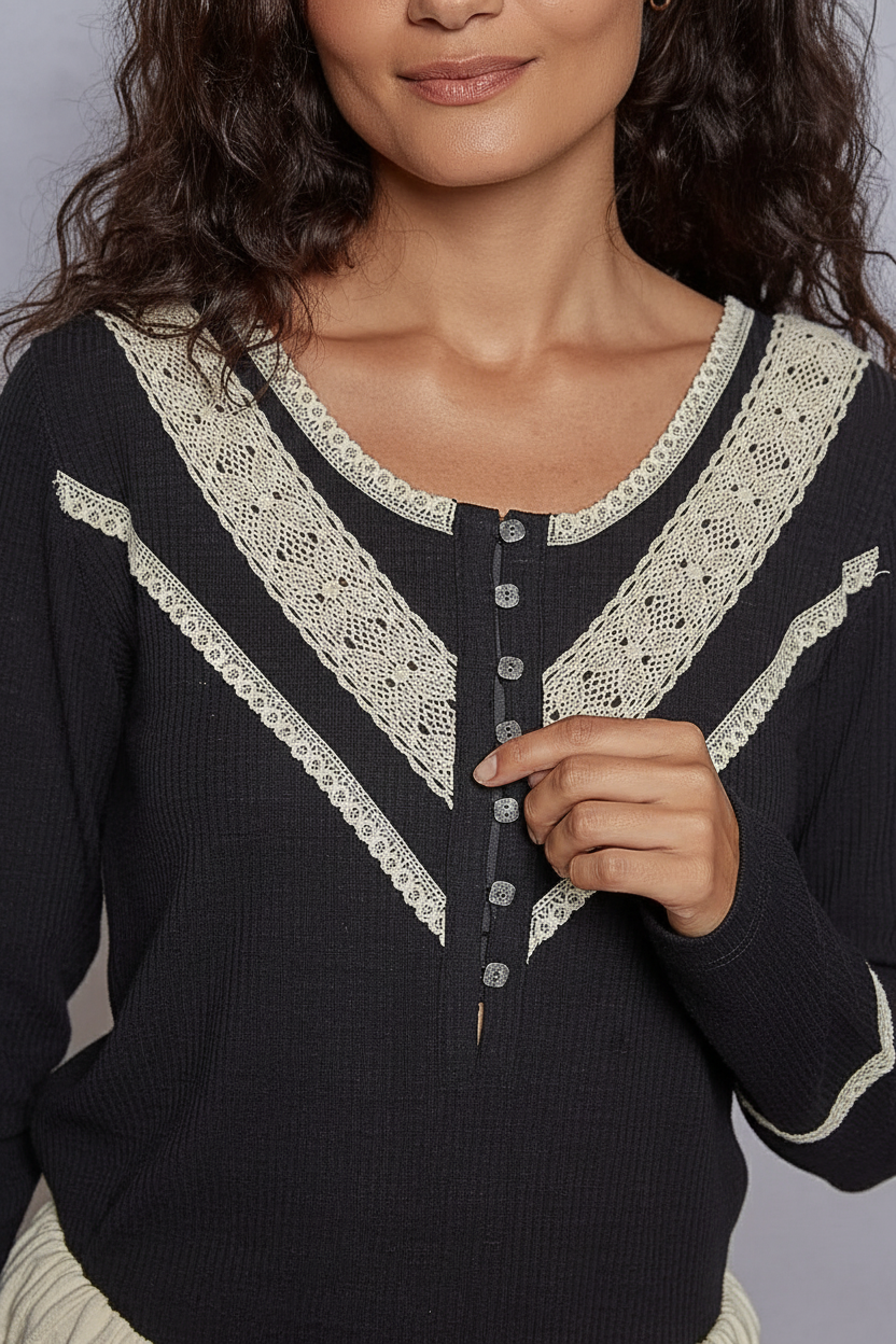 Clim | Geribde Top met Kanten Details en Knoopsluiting