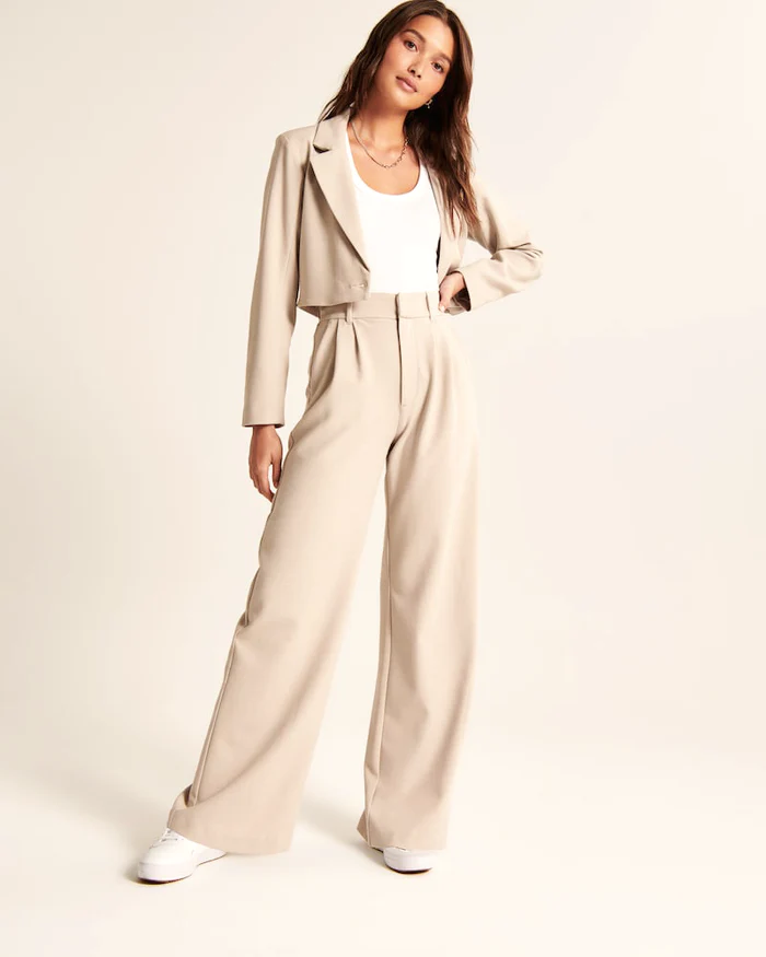 Liana – Getailleerde Broek met Wijde Pijpen in Beige