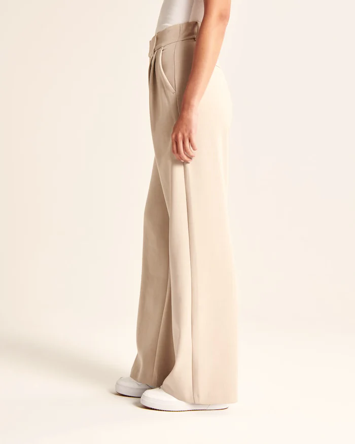 Liana – Getailleerde Broek met Wijde Pijpen in Beige