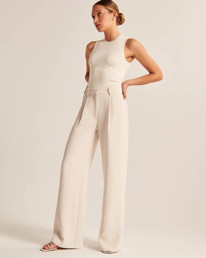 Liana – Getailleerde Broek met Wijde Pijpen in Beige