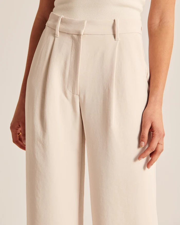Liana – Getailleerde Broek met Wijde Pijpen in Beige