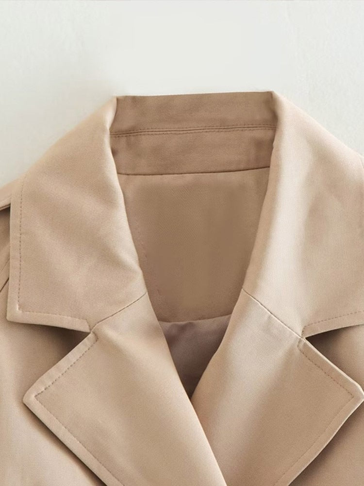 Harlow – De Cropped Trenchcoat voor de Herfst