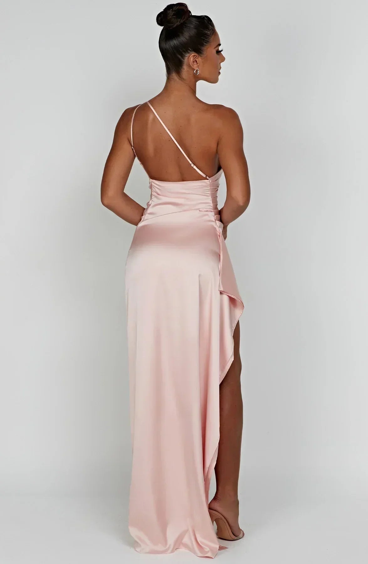 Parker – De Luxe One-Shoulder Satijnen Splitjurk