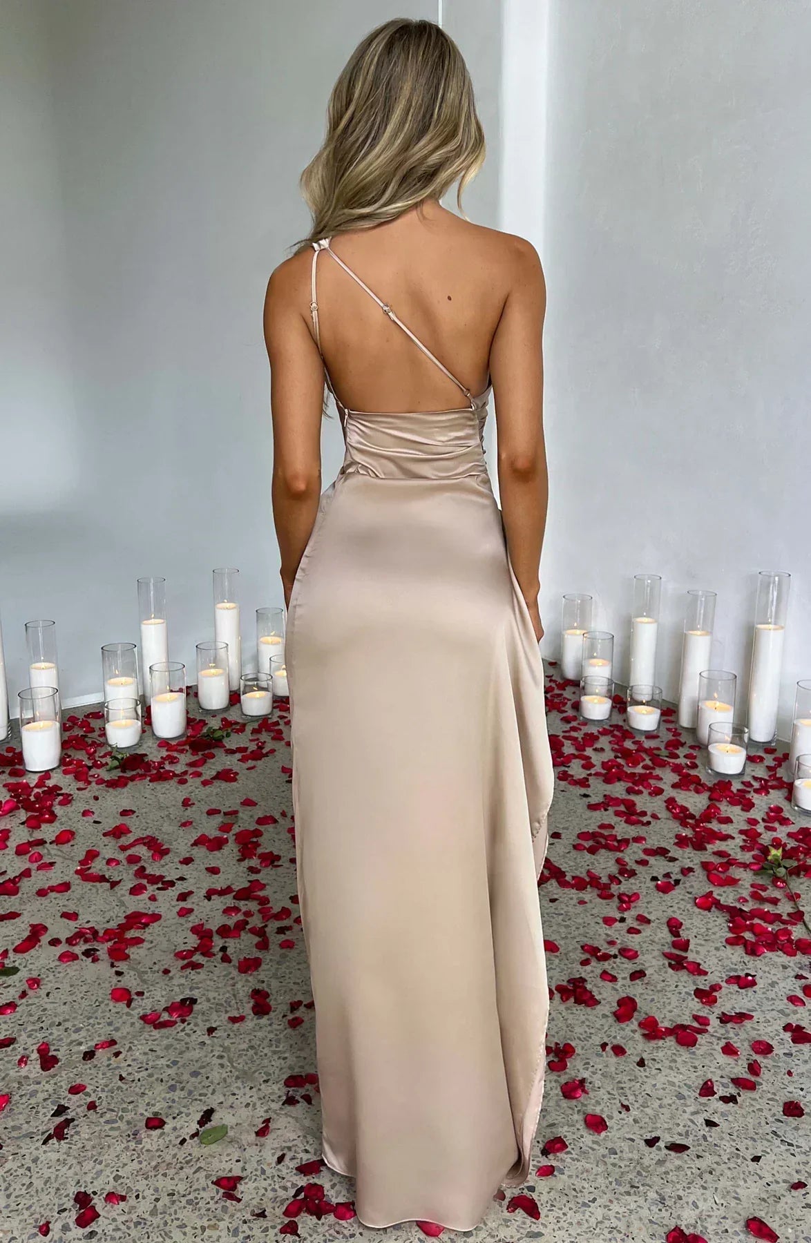 Parker – De Luxe One-Shoulder Satijnen Splitjurk