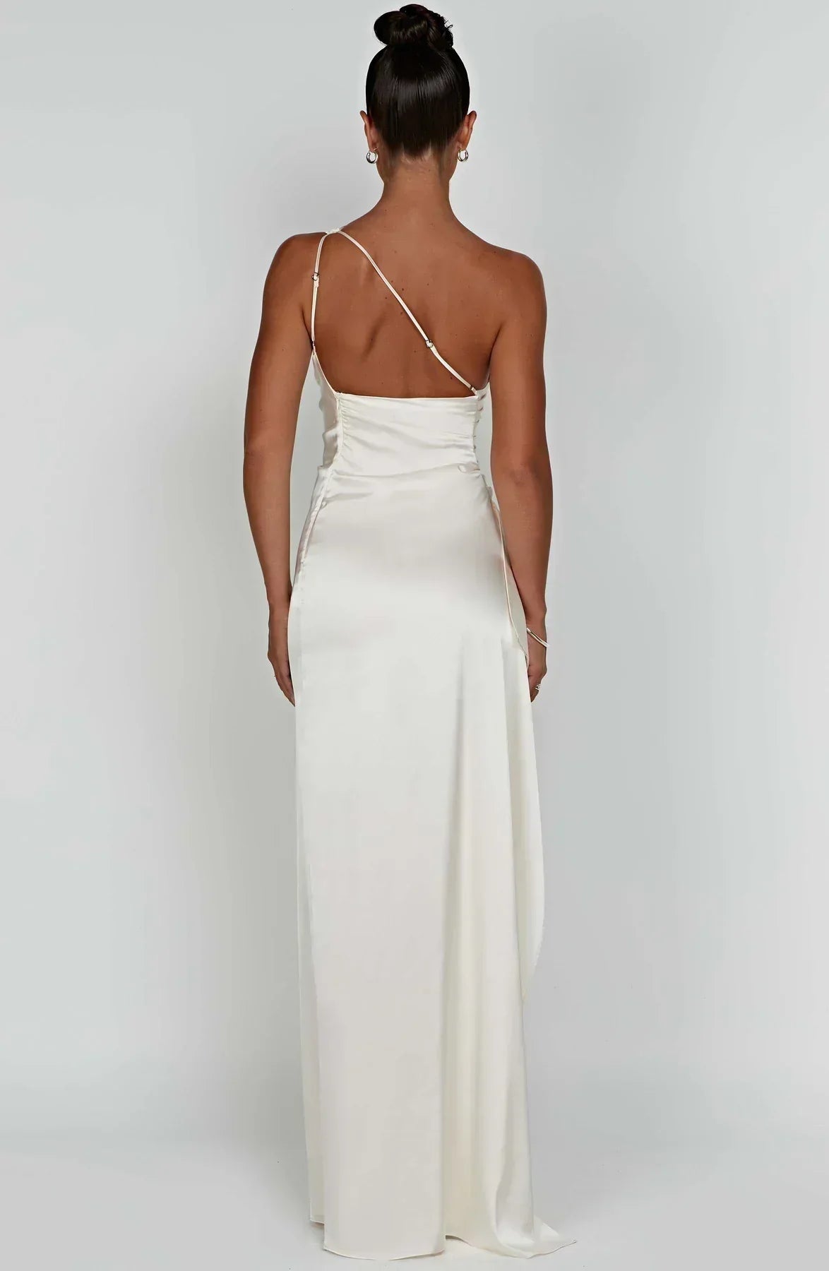Parker – De Luxe One-Shoulder Satijnen Splitjurk