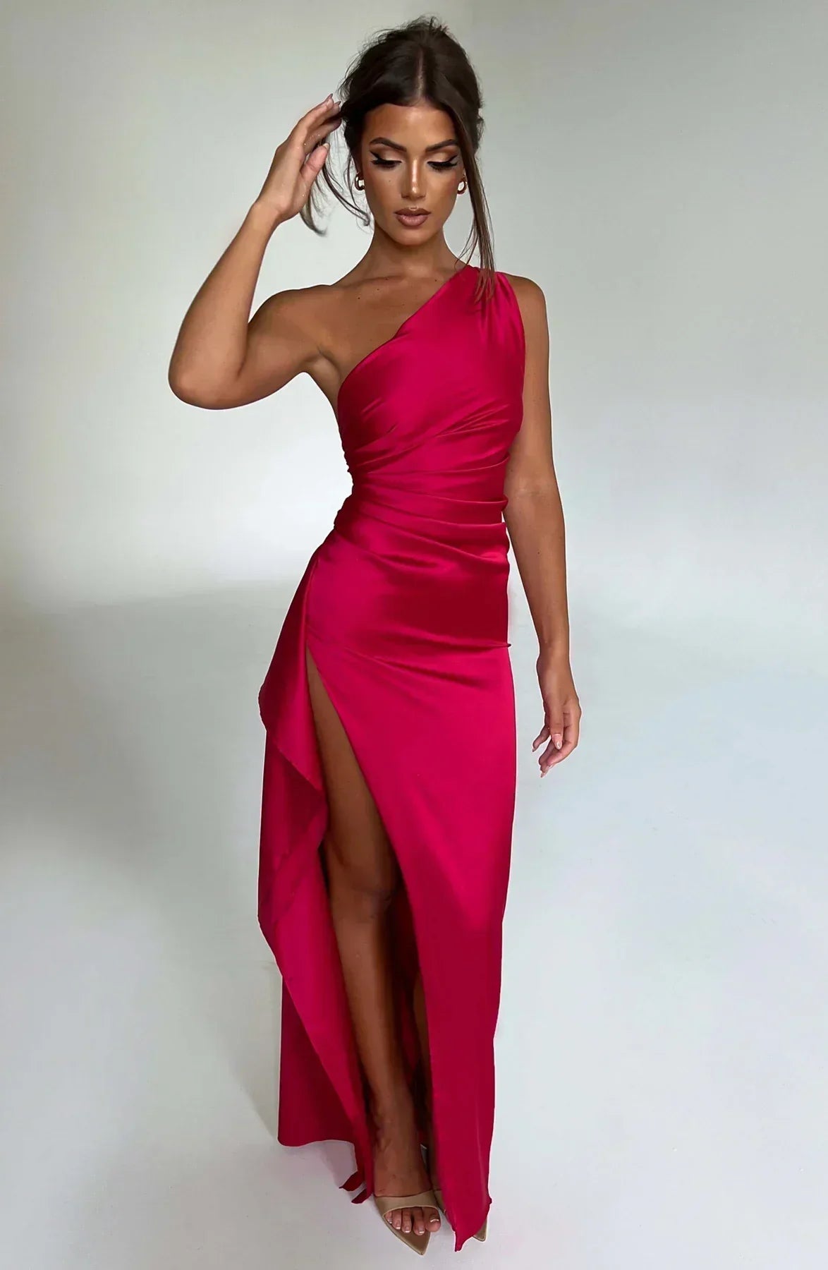 Parker – De Luxe One-Shoulder Satijnen Splitjurk