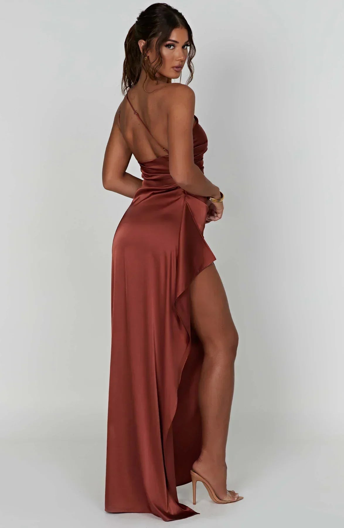 Parker – De Luxe One-Shoulder Satijnen Splitjurk