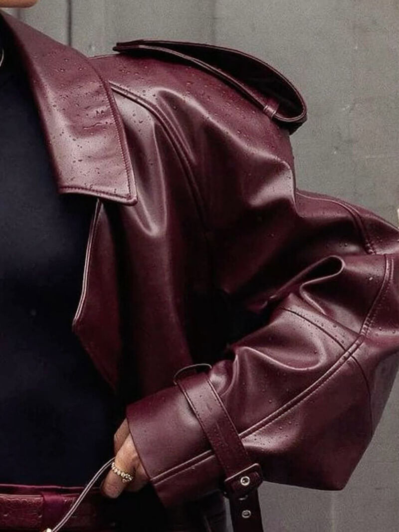 Lucy | Cropped Bikerjas van Bordeaux Kunstleer met Opgestikt Detail