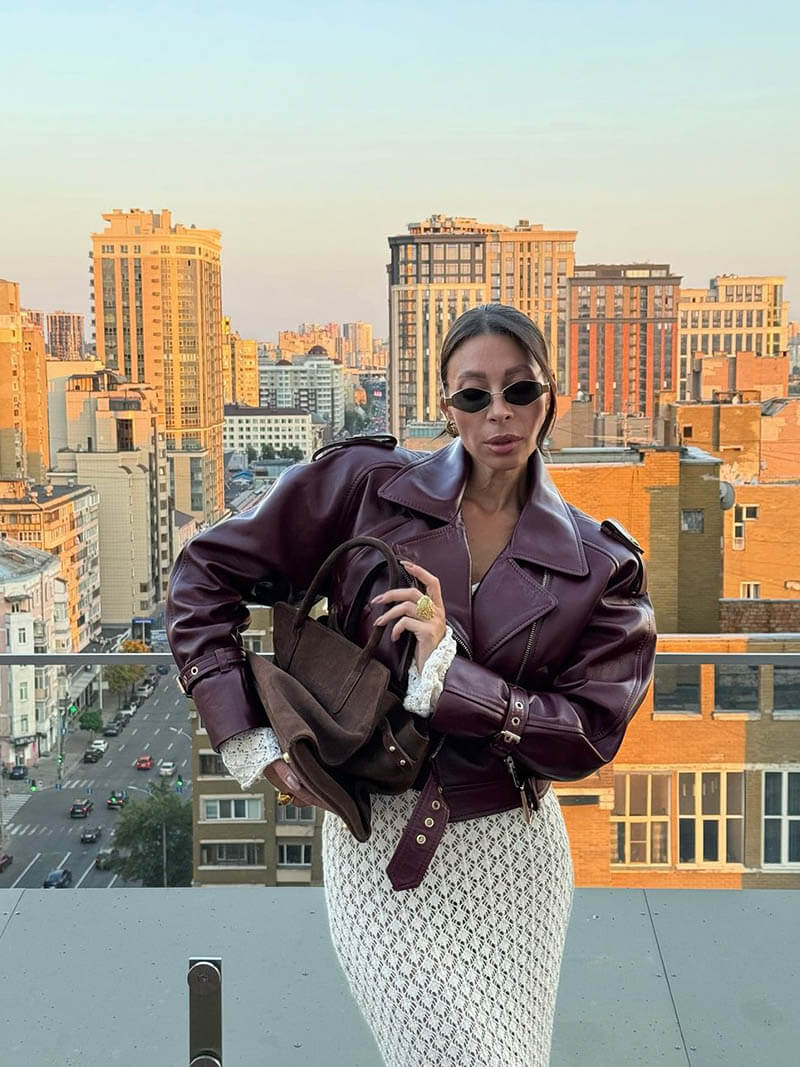 Lucy | Cropped Bikerjas van Bordeaux Kunstleer met Opgestikt Detail