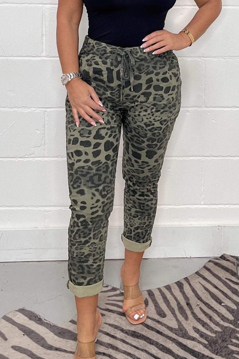 Palina | Stijlvolle legerprint broek dames
