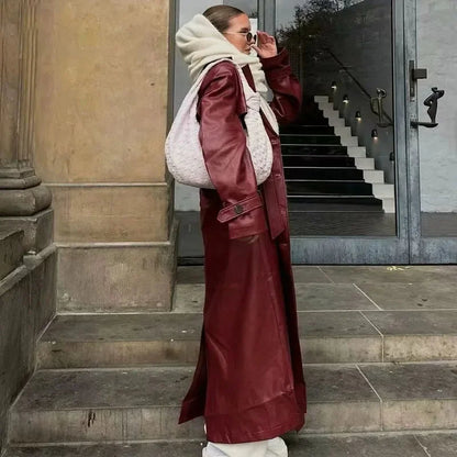 PEARL – Bordeauxrode Faux Leather Coat met Retro Silhouet