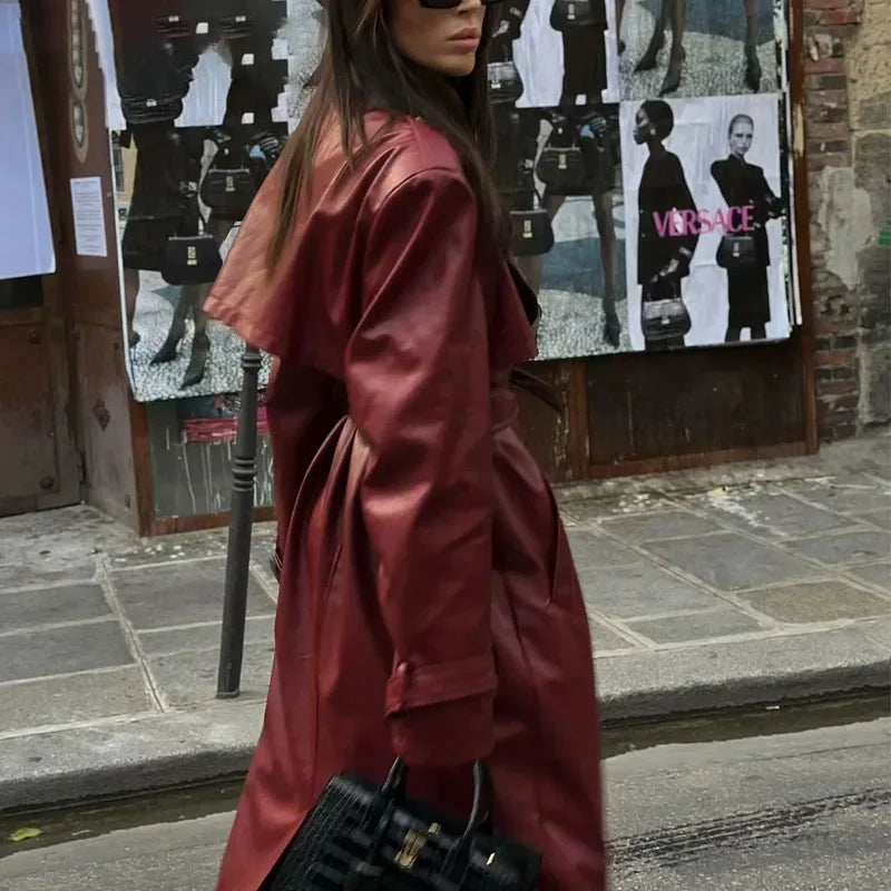 PEARL – Bordeauxrode Faux Leather Coat met Retro Silhouet