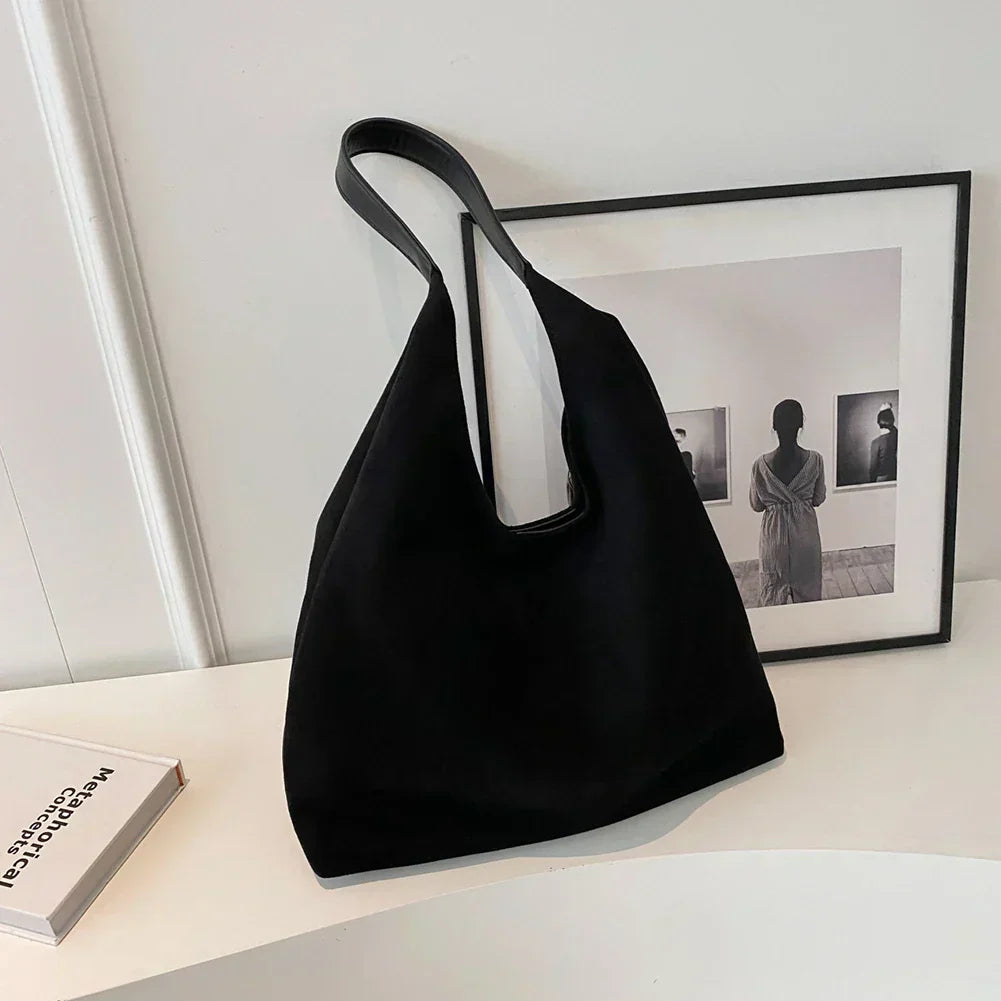 Oakley – De Must-Have Suède Tas van Dit Seizoen