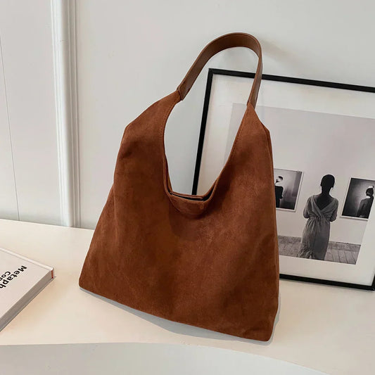 Oakley – De Must-Have Suède Tas van Dit Seizoen