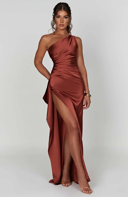 Parker – De Luxe One-Shoulder Satijnen Splitjurk