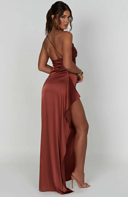 Parker – De Luxe One-Shoulder Satijnen Splitjurk