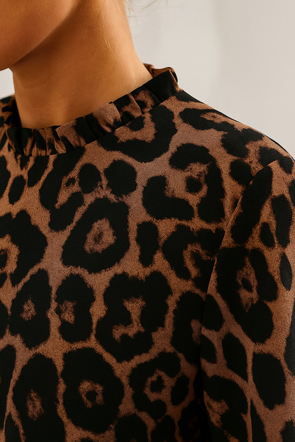 BAYLOR – Luipaardprint Zomerse Blouse met Geplooide Kraag voor dames