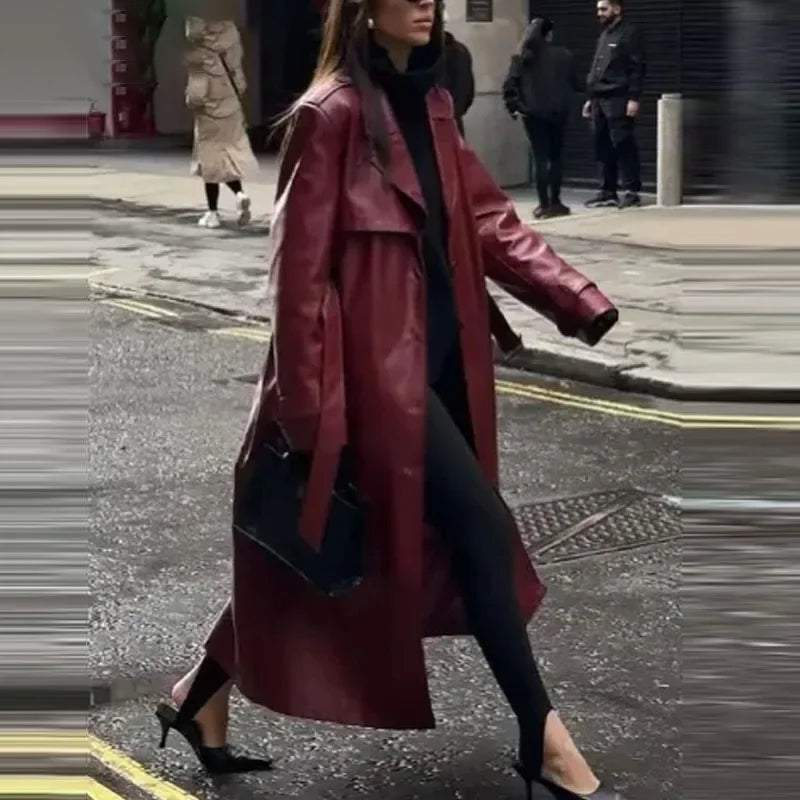 PEARL – Bordeauxrode Faux Leather Coat met Retro Silhouet
